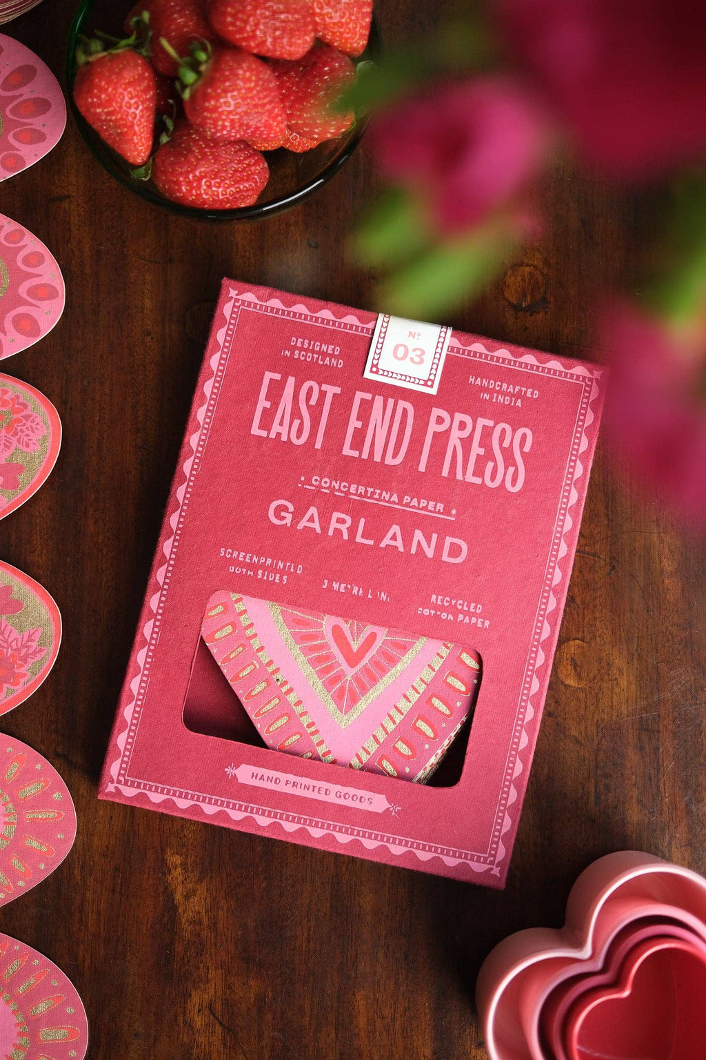 UK/EU: Hearts Concertina Garland