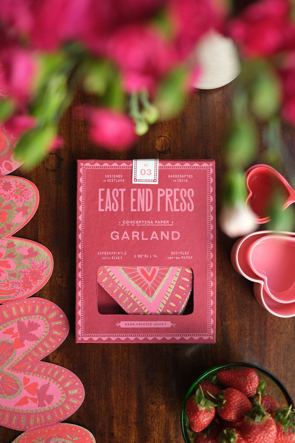 UK/EU: Hearts Concertina Garland