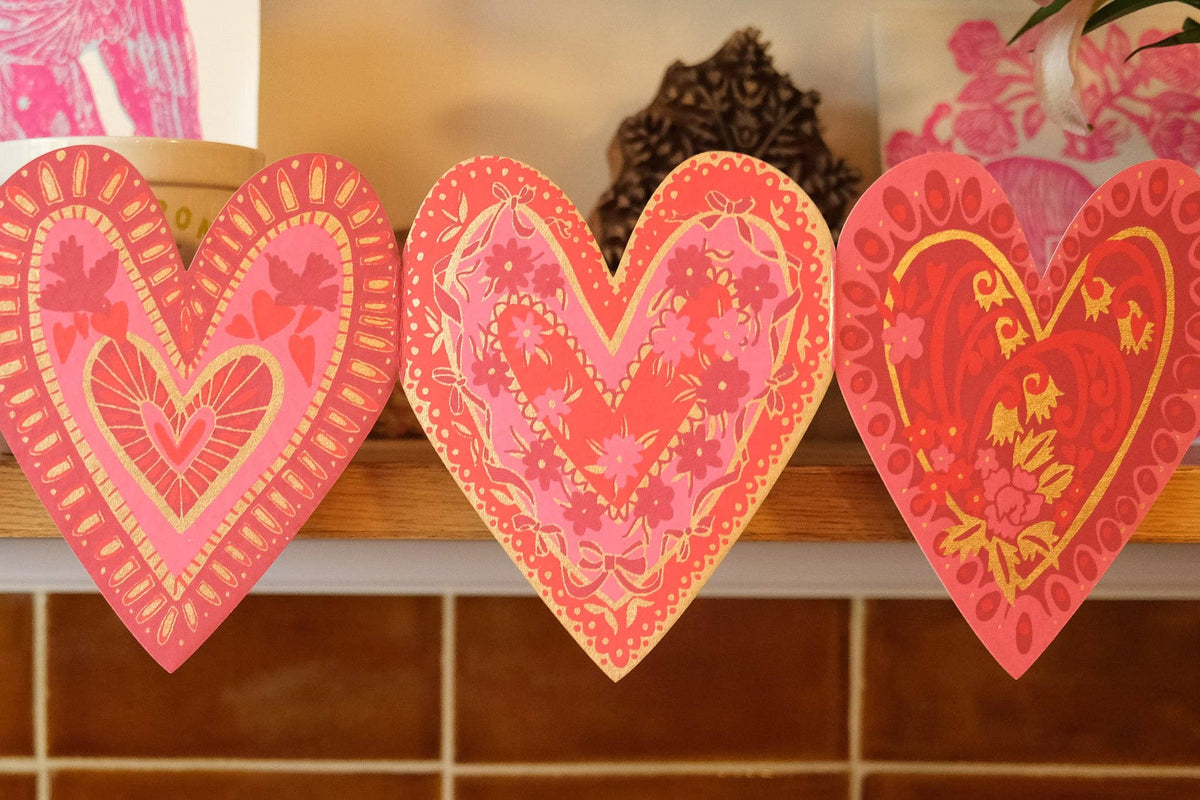 UK/EU: Hearts Concertina Garland